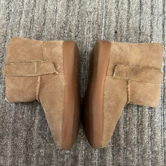 Toddler Ugg boots Size 8 - Picture 2 of 4